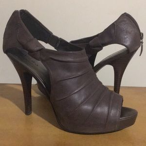 Ladies Guess peep toe heels.